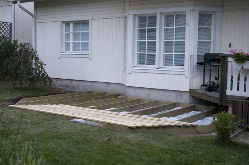 Terassi 22.jpg - illan jo alkaessa painaa päälle piti vielä hieman mallata laudoilla...